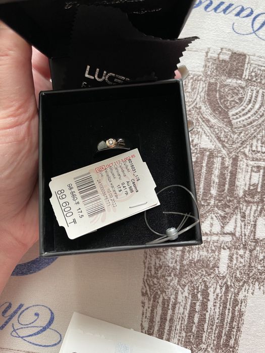 Кольцо с бриллиантом