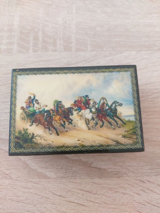 Дървена руска кутия