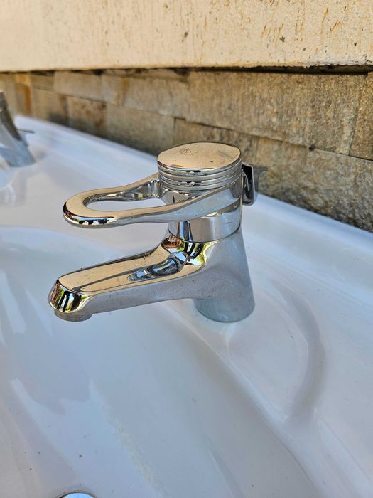 Мивка за баня със смесители двойна.Употребявана мн добро състояние.