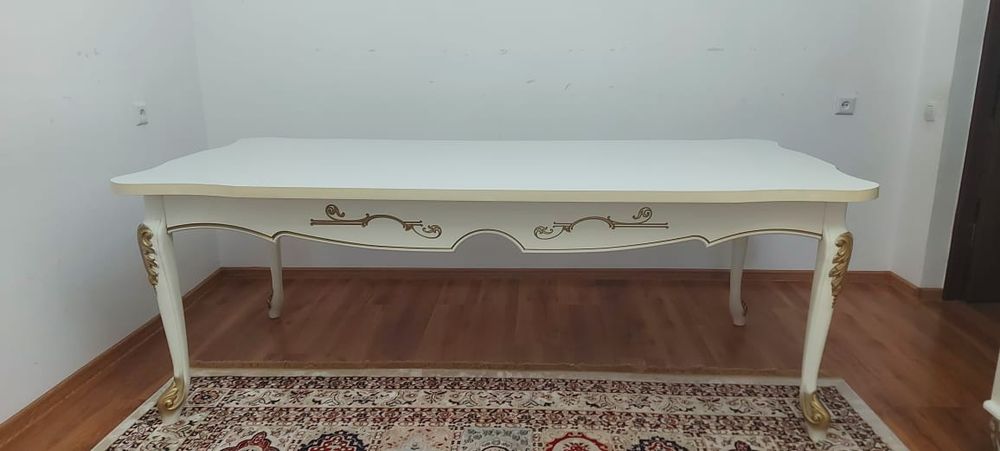 Стол в гостиную из массива