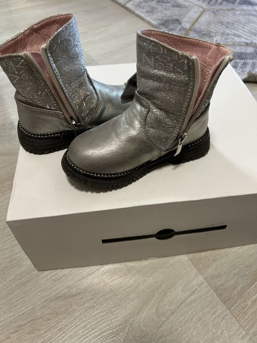 Продается детские ботинки.