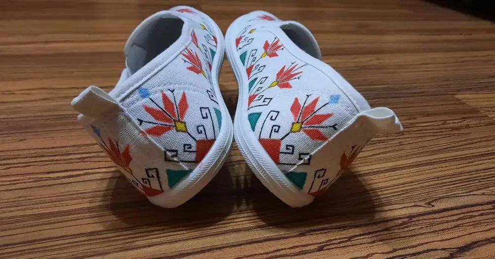 Обувки с рисувана шевица