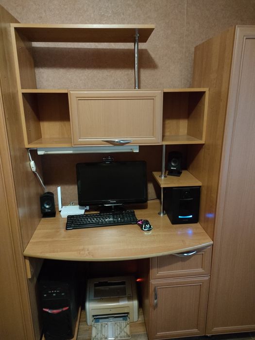 Шкаф с компьютерным столом и полками