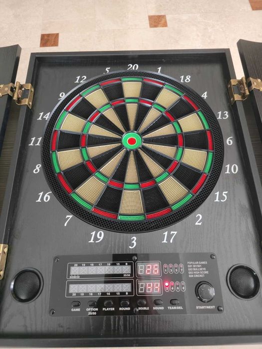 Plansa darts electronică Yirinatek cu cabinet, 12 săgeți, alimentator -  Stare  foarte buna