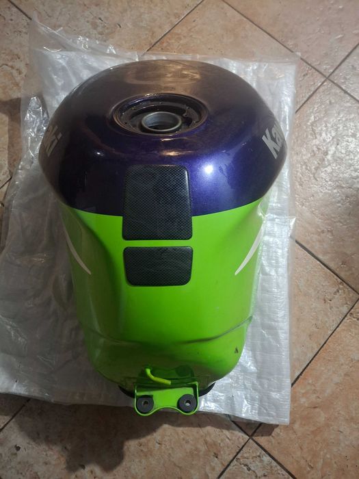Резервуар за KAWASAKI ZX6R