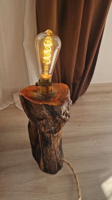 Ръчно изработена настолна лампа от естествено дърво