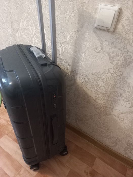 Чемодан новый 4 колесный, цвета графит