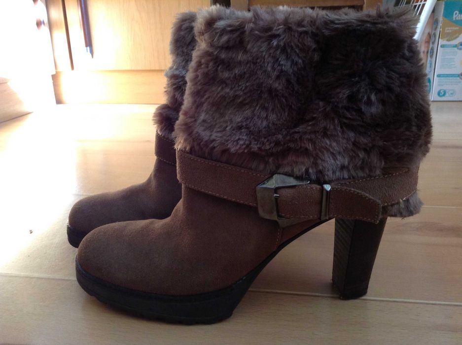 Дамски кафяви велурени боти BATA