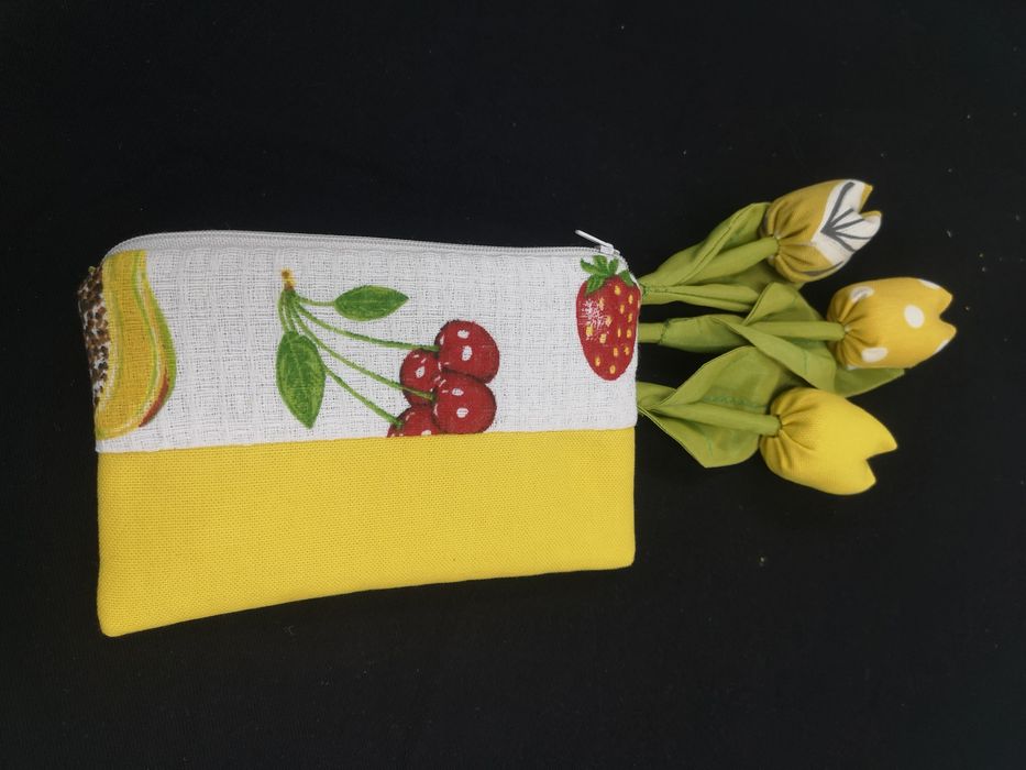 Подарете:Несесер и цветя от плат