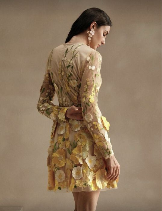 Рокля с 3D цветя