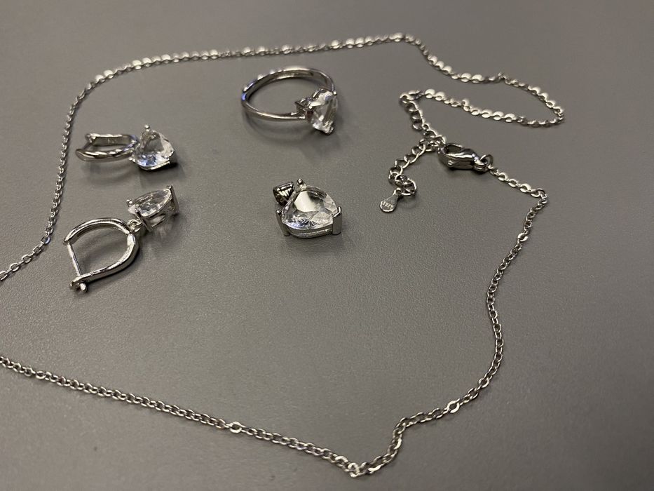 Нежный комплект из серебра 925 пробы (цепочка, серьги, кольцо)