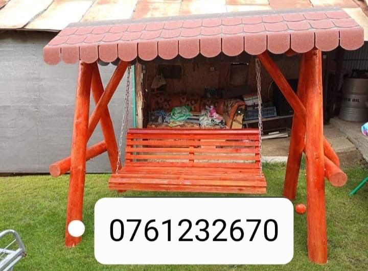 Mese si leagane din lemn masiv