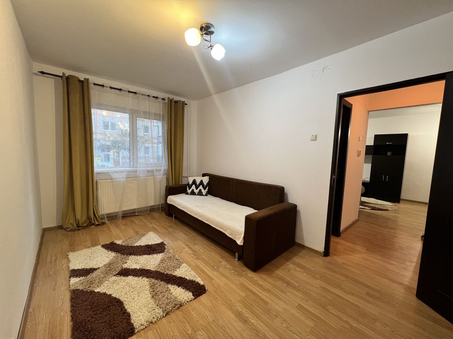 Inchiriez apartament 3 camere, zona Lipovei