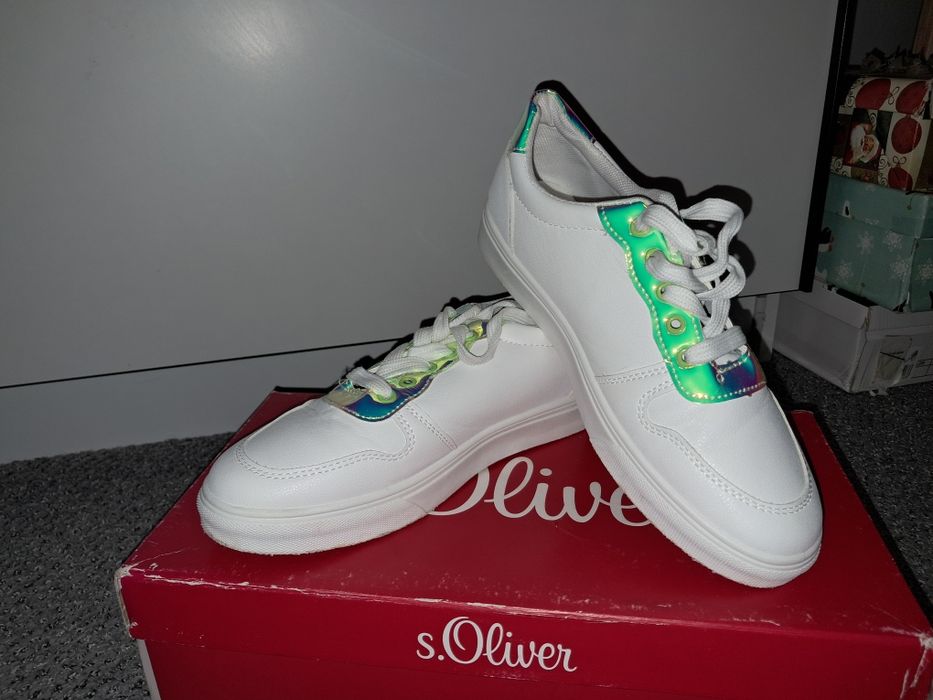 Adidași purtați de 2 ori