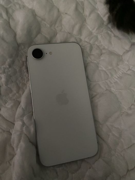 iPhone 16e / 128 ГБ / 93%