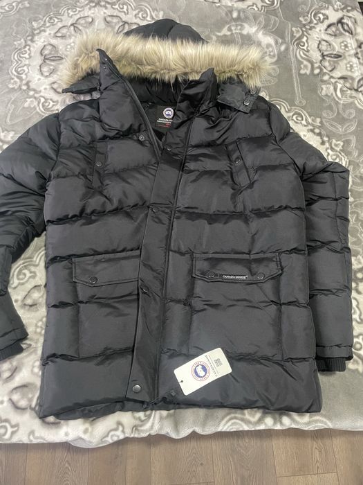 Vand geaca Canada Goose noua