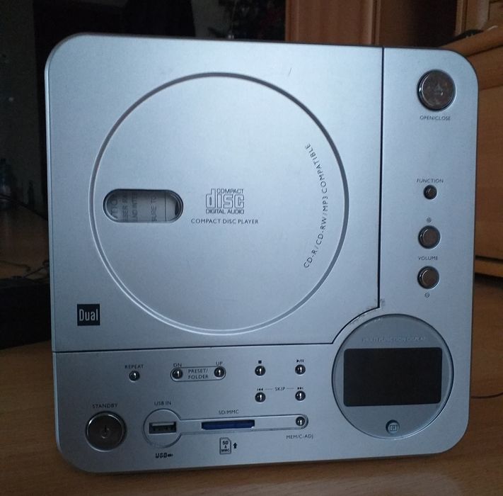 Sistem audio DUAL (Germania) cu Tuner, CD, USB și  SD-Card