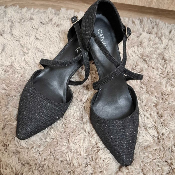 Официални обувки с лек бляскав ефект.