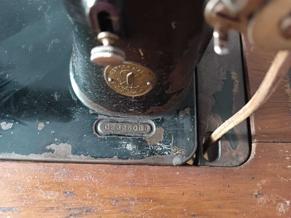 Mașină de cusut Singer veche cu pedală și mobilier original – cca. 1930