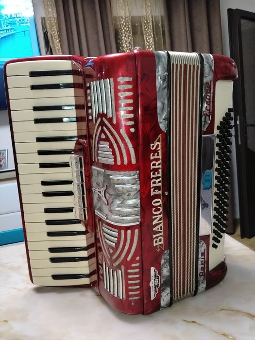 Vând acordeon Bianco Freres