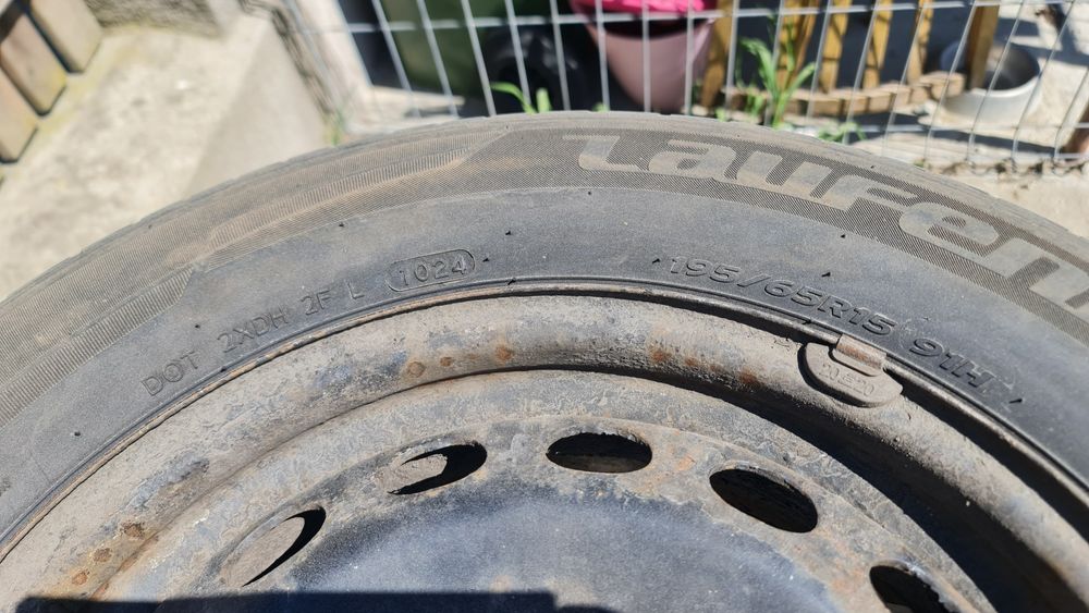 Vând cauciucuri cu jante