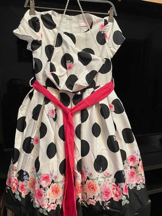 Vand rochita fetita 8-9 ani pentru petrecere/ serbare