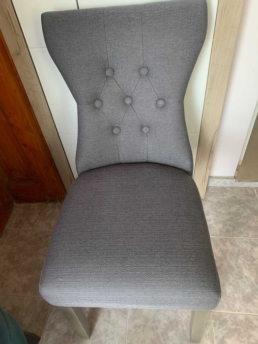 Продавам трепезни столове - английски 2 броя