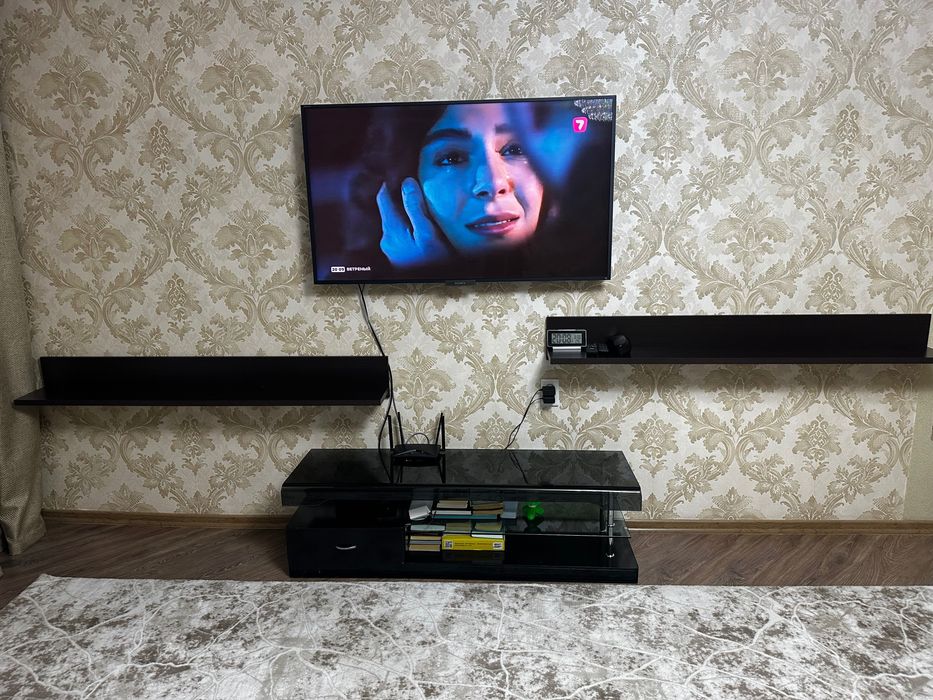 Продам тумбочку под ТВ стекло черного цвета в хорошем состоянии