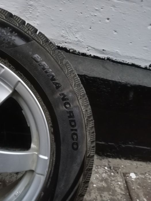 Продам шипованые калеса на дисках. .