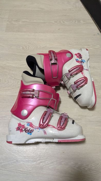 Продам лыжные ботмнки для девочки