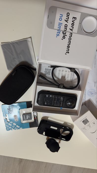 Insta360 X5 Expert 8K камера пълен комплет плус аксесоари и карта