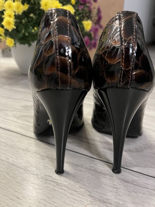 Pantofi d piele masura 35, corespund pt 36.