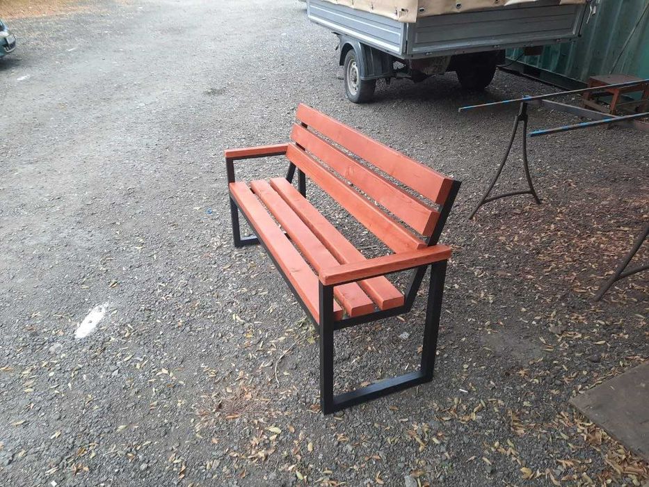 Скамейка уличные в наличии урны лавочки звоните