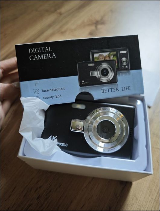 чисто нов дигитален фотоапарат