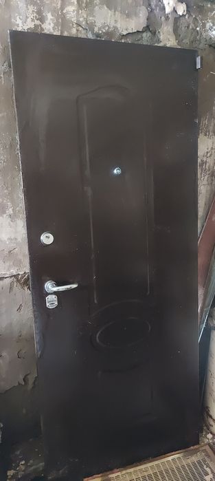 Продам двери межкомнатные,  одна входная.