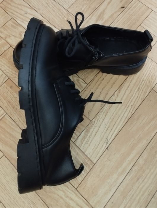 Продаются туфли черные в отличном состоянии,размер 39
