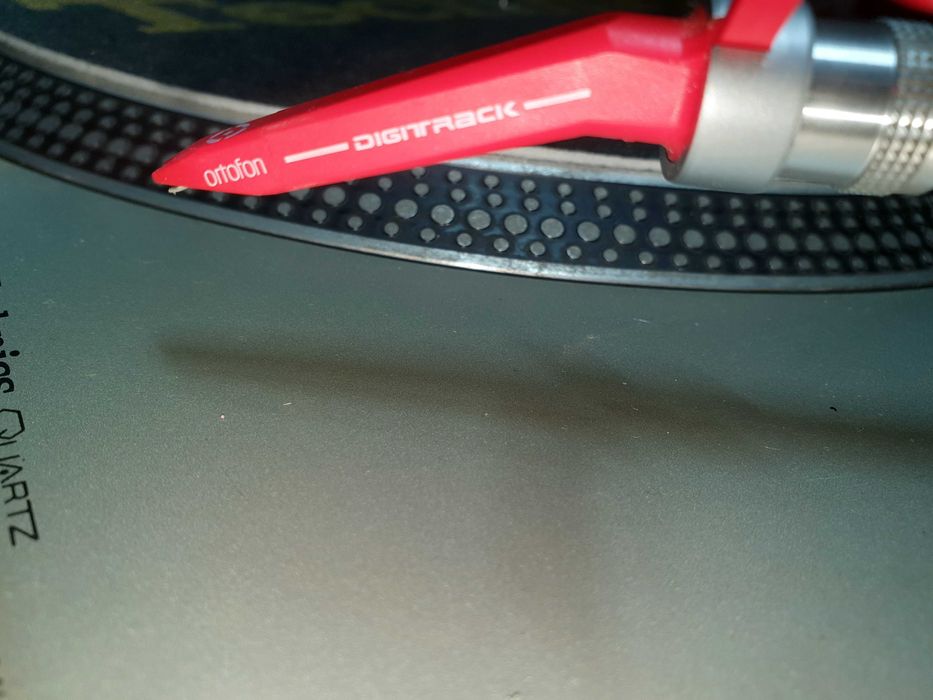 sistem DJ cu platane Technics și mixer