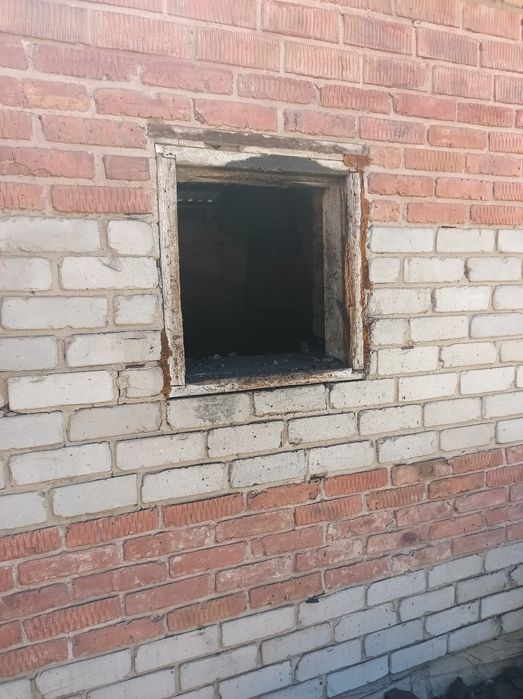 Перекидаю в углярку уголь