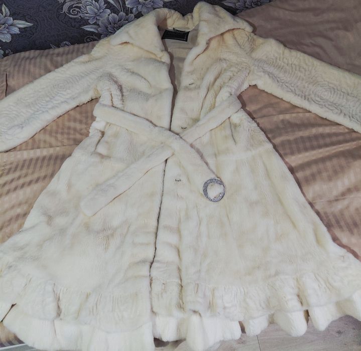 Шуба норковая (молочного цвета)