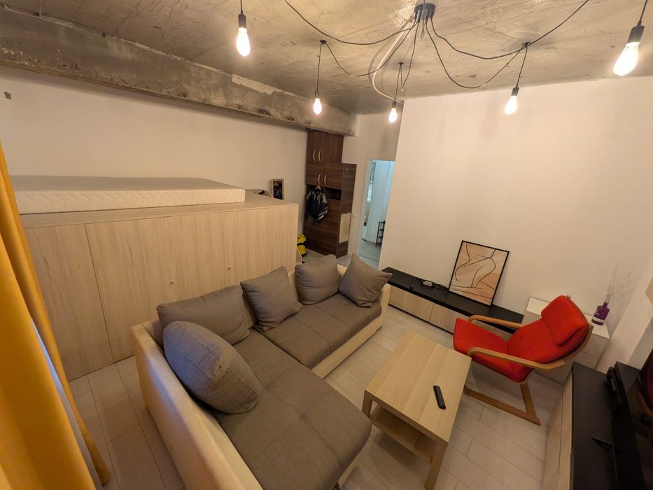 Închiriez studio (garsoniera)