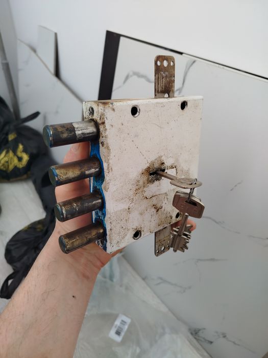 Продам замки эльбор большой.