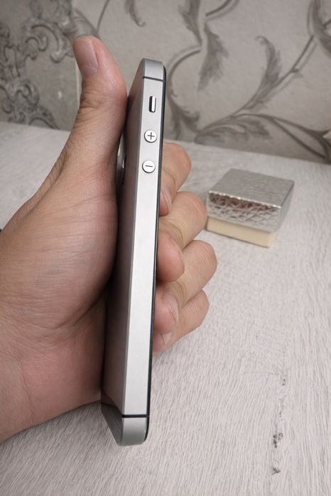 Продам Apple iPhone SE 64GB (читайте описание)