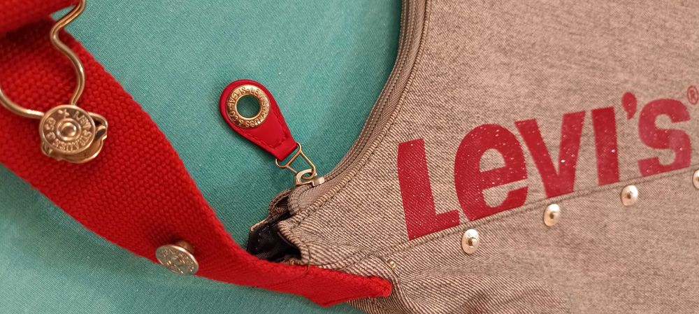 Продавам оригинална винтидж дамска чанта на Levi’s, светъл деним