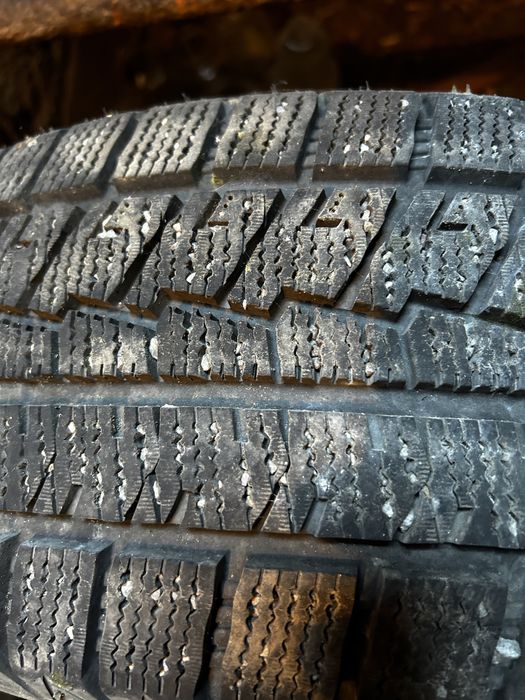 Зимние шины 215/60 R16