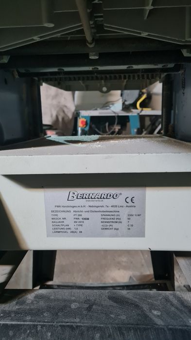 Vand circular cu masa Makita - 2000w, abrict si exhaustare