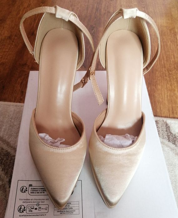 Нови токчета - бежов сатен