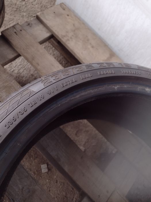 Топ състояние 2бр.235/35/19 Continental CSC5 dot1319