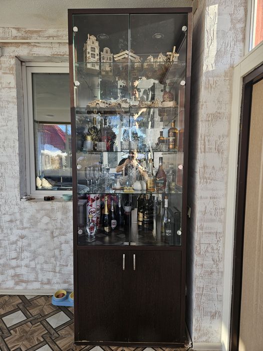 Отдам даром сервант.(самовывоз).