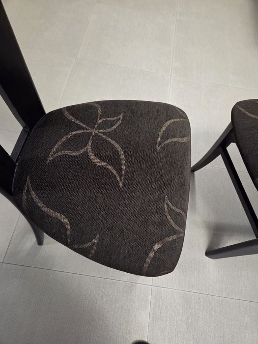 Трапезнаа разтегателна маса с 6 стола к-т