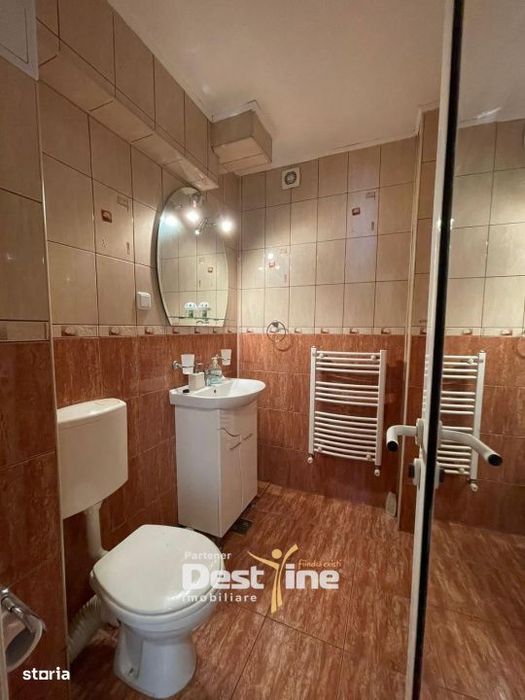 Inchiriez apartament 4 camere in zonǎ centralǎ, Piatra Neamt